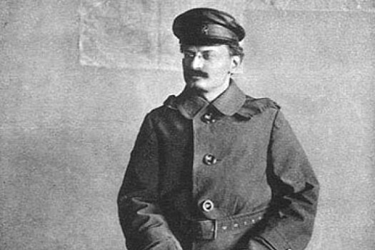 После высылки Троцкого за границу близость к опальному лидеру была не преимуществом, а угрозой.