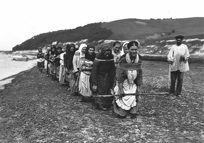 Труд бурлаков  был очень тяжелым, но несмотря на это в бурлачки шли и женщины.