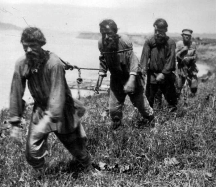 Чтобы стать бурлаком, следовало пройти обряд посвящения.