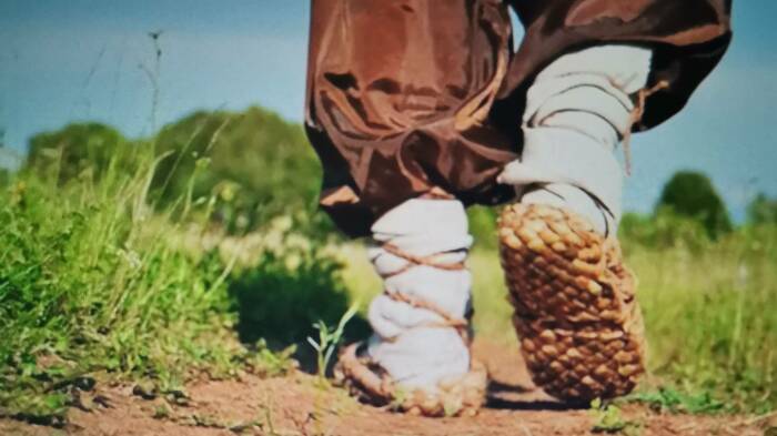 Взобраться в лаптях по глинистому склону было  трудно.