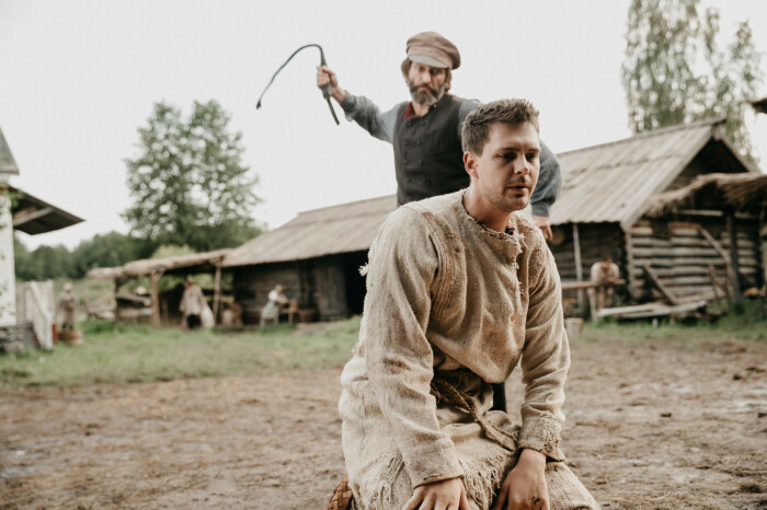 В фильме Холоп прослеживается идея, что надо изживать из себя холопа. В фильме Холоп прослеживается идея, что надо изживать из себя холопа.