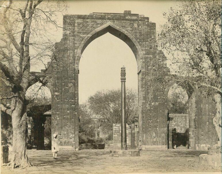 Кутубская колонна, фото 1880 года. Кутубская колонна, фото 1880 года.