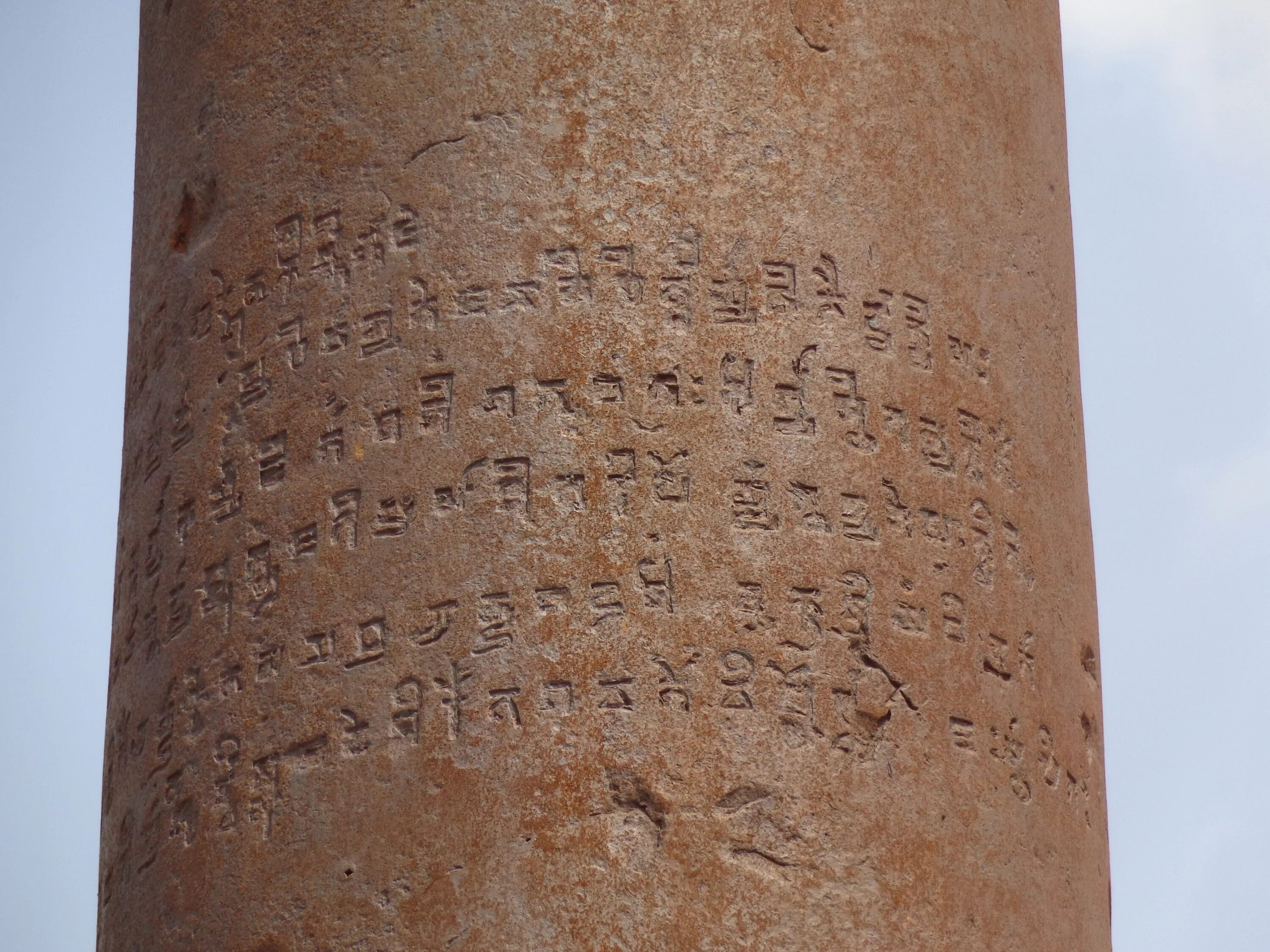 На колонне есть надписи, прославляющие правителя Чандрагупту Маурья. На колонне есть надписи, прославляющие правителя Чандрагупту Маурья.