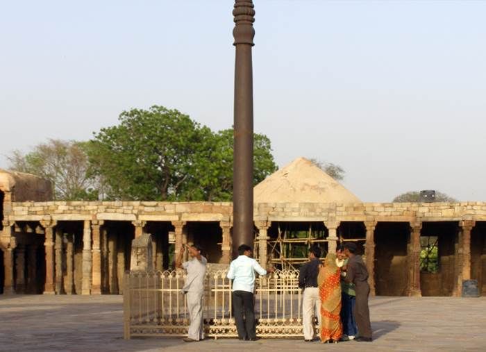 Сегодня колонна окружена забором, чтобы посетители не могли нанести ей вред. Сегодня колонна окружена забором, чтобы посетители не могли нанести ей вред.