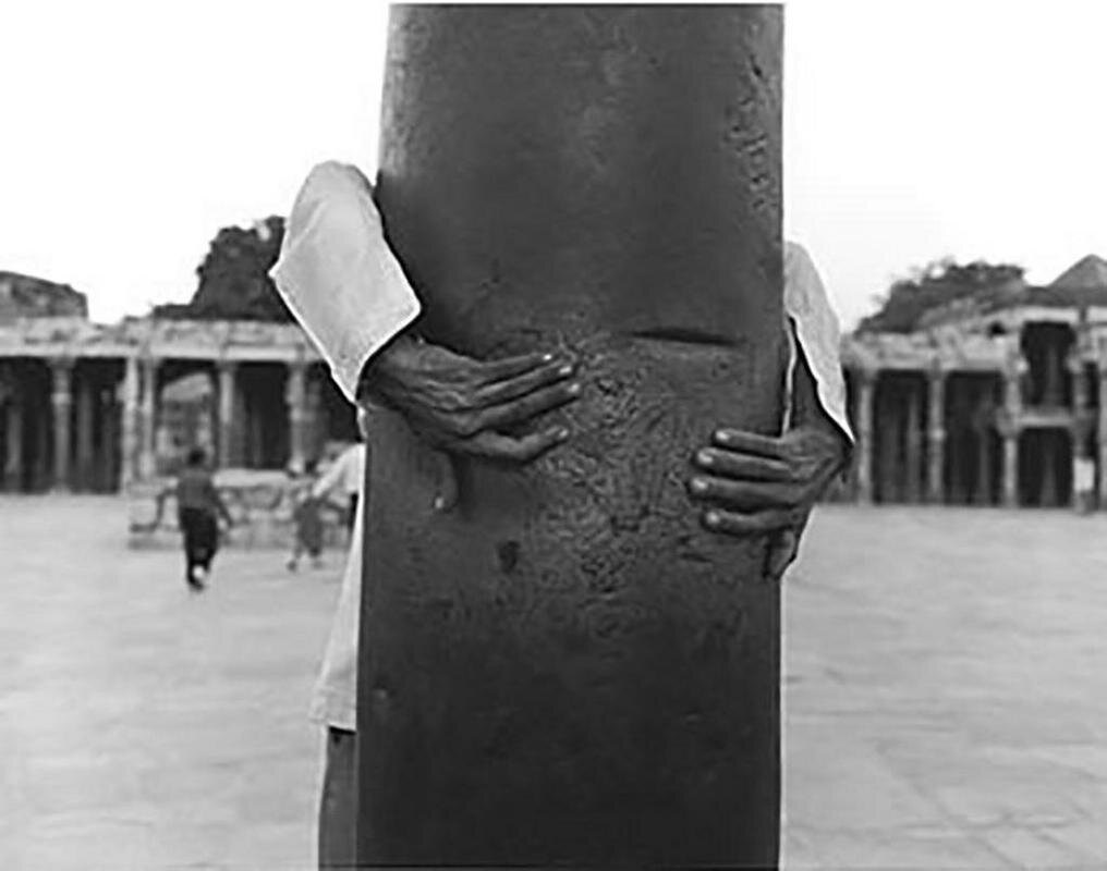 Есть легенда, что колонну надо обхватить руками, прислонившись спиной, и загадать желание. Есть легенда, что колонну надо обхватить руками, прислонившись спиной, и загадать желание.