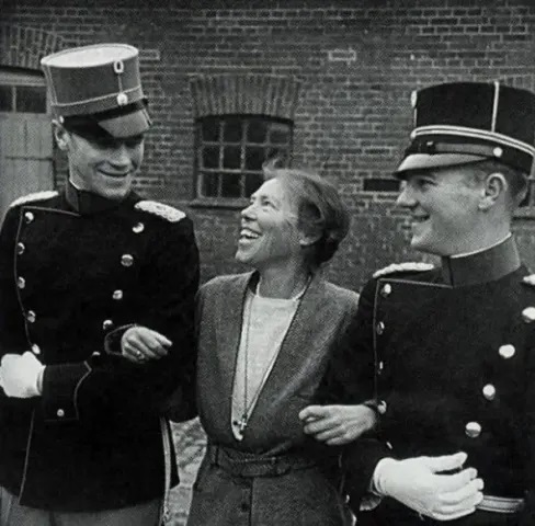 Великая Княгиня Ольга Александровна со своими сыновьями Гурием (справа) и Тихоном (слева). / www.annapeicheva.ru Великая Княгиня Ольга Александровна со своими сыновьями Гурием (справа) и Тихоном (слева). / www.annapeicheva.ru