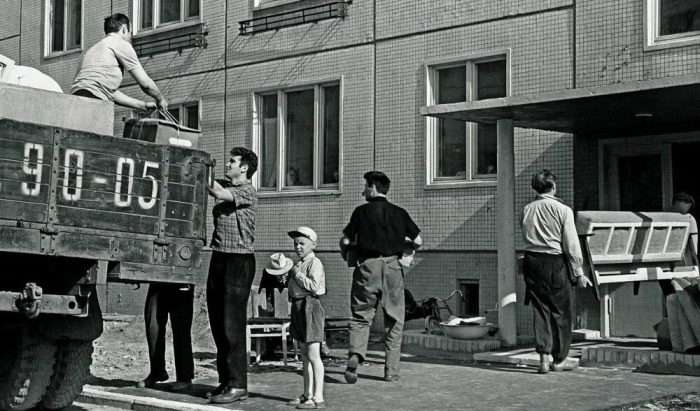 Советские люди стремились улучшать условия проживания. Советские люди стремились улучшать условия проживания.