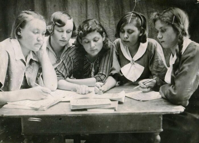 Обучение в московском вузе стоило 400 рублей в год. Обучение в московском вузе стоило 400 рублей в год.