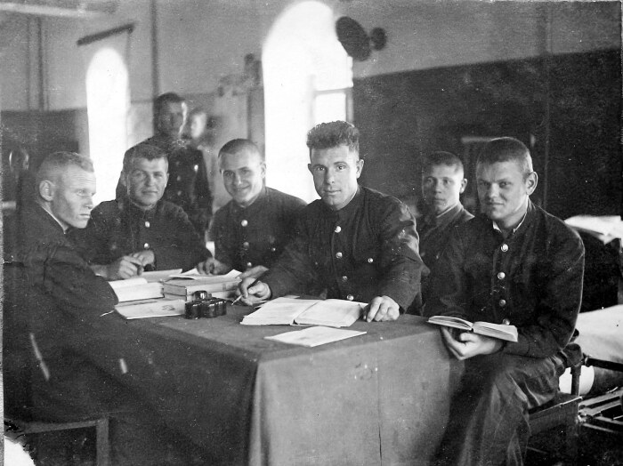 В летных училищах за обучение не платили. В летных училищах за обучение не платили.