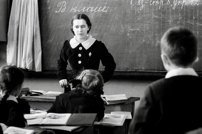 Учителей в сороковые годы катастрофически не хватало. Учителей в сороковые годы катастрофически не хватало.