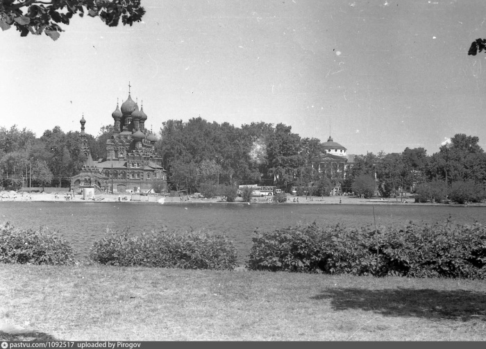 Есть версия, что в Останкинском пруду часто тонули крепостные актеры, потому место проклято.