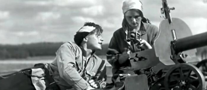 Жена Петра Исаева была возмущена сценарием фильма, где Петька влюблен в Анку. Жена Петра Исаева была возмущена сценарием фильма, где Петька влюблен в Анку.