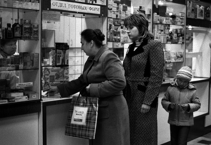 В аптеках граждане старались не говорить вслух о своих болезнях.