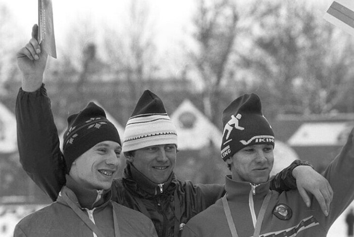 Мужчины в легендарных шапочках-петушках. Мужчины в легендарных шапочках-петушках.