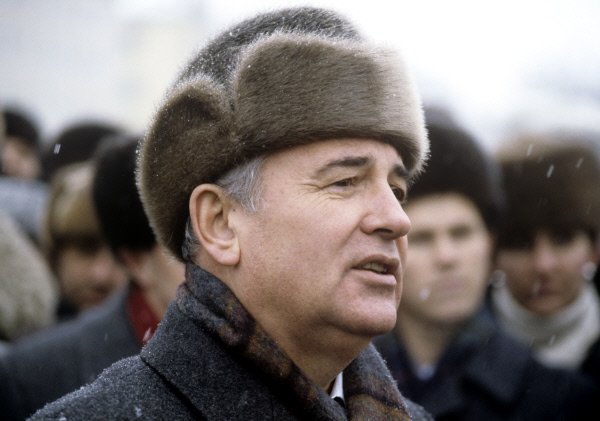 Партийные деятели носили дорогие меховые шапки. Партийные деятели носили дорогие меховые шапки.