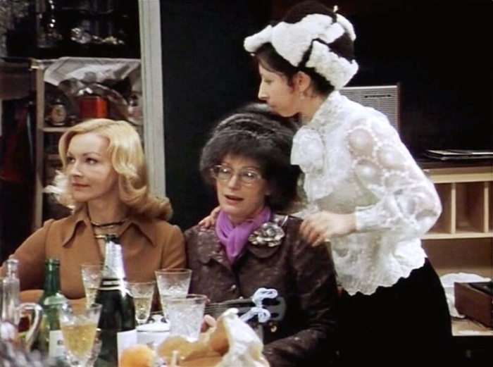 Иногда шапку не снимали даже за столом. Иногда шапку не снимали даже за столом.