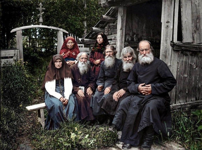 Старообрядцы воспринимают женщину как существо с двойственной природой. Старообрядцы воспринимают женщину как существо с двойственной природой.