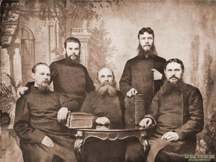 Старообрядцы придерживались патриархального уклада. Старообрядцы придерживались патриархального уклада.