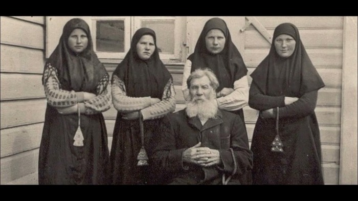 Среди женщин старообрядческих общин было немало энергичных лидеров. Среди женщин старообрядческих общин было немало энергичных лидеров.