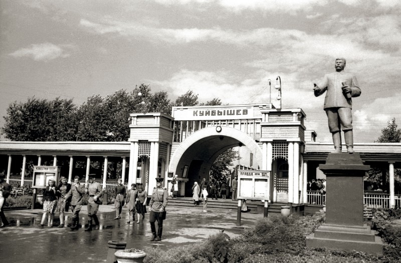 Куйбышев (Самара) в 1941 году условно  был столицей.Во время Великой отечественной войны Екатеринбург стал резервным командным центром.