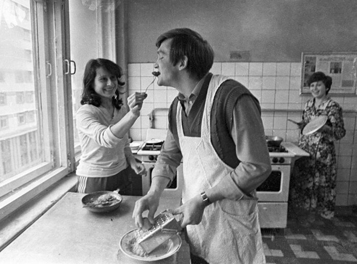 На кухне студенческого общежития./ Фото: https://do-slez.com/