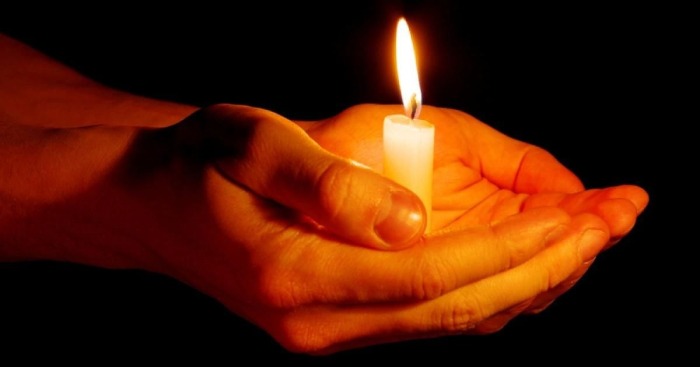 Cлуга держал свечку, пока господа укладывались спать. Cлуга держал свечку, пока господа укладывались спать.