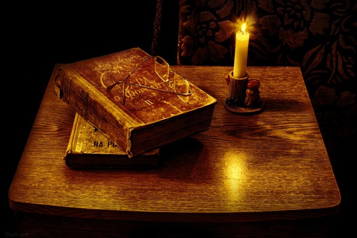 В старину свеча была единственной возможностью осветить жилище. В старину свеча была единственной возможностью осветить жилище.