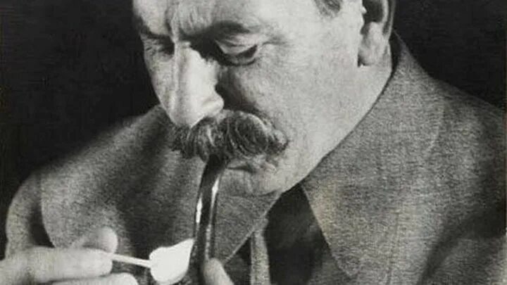 Рассказывают, что даже Сталин подчинился требованиям о запрете курения на ВДНХ.