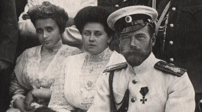 Будучи условно освобожденной после ареста 1917 года Вырубова поддерживала связь с членами царской семьи. Будучи условно освобожденной после ареста 1917 года Вырубова поддерживала связь с членами царской семьи.