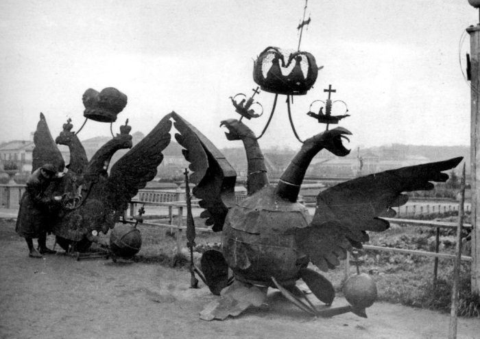 Двуглавые орлы были демонтированы. / Фото: www.static.news.ru Двуглавые орлы были демонтированы. / Фото: www.static.news.ru