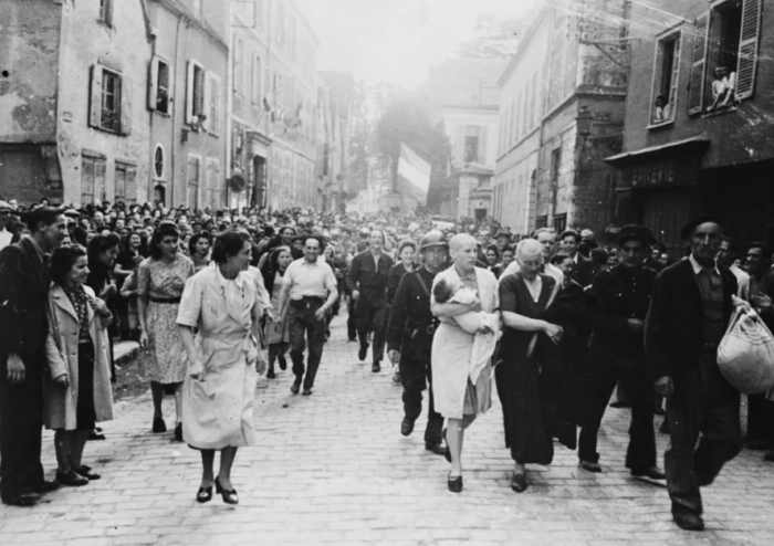 Французских женщин, сожительствовавших с фашистами изгоняют из города. Мара же успела сбежать с немцами. / Фото: www.waralbum.ru