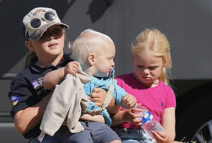 Миа, Лукас и Лена Тиндолл, 2022 год. / Фото: dailymail.co.uk