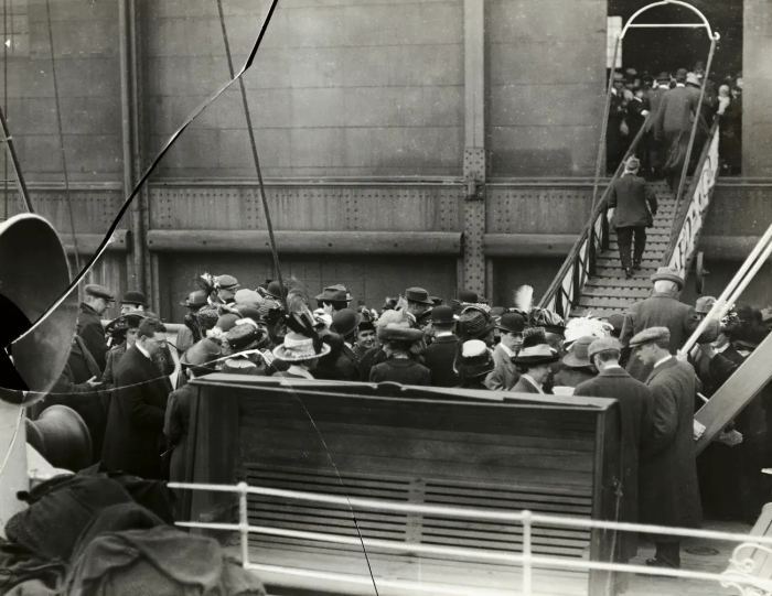 Прибытие «Карпатии» со спасенными пассажирами «Титаника» 