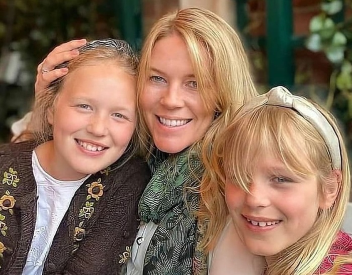 Саванна и Айла Филлипс с мамой Отэм. / Фото: соцсети