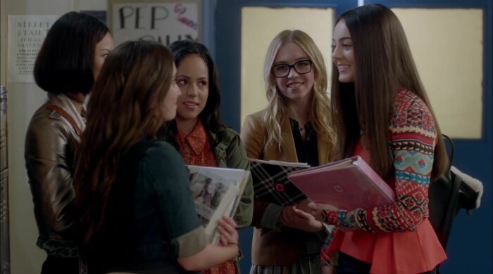 Сидни Суинни в сериале "Милые обманщицы"