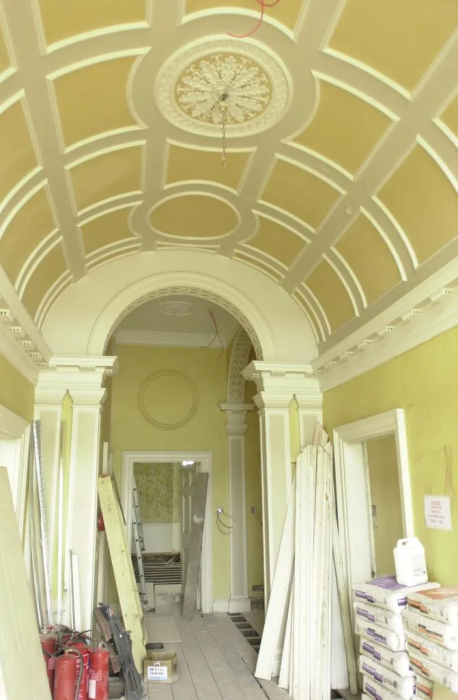 Единственная на данный момент фотография внутри особняка, сделана во время последних ремонтных работ в 2001 году