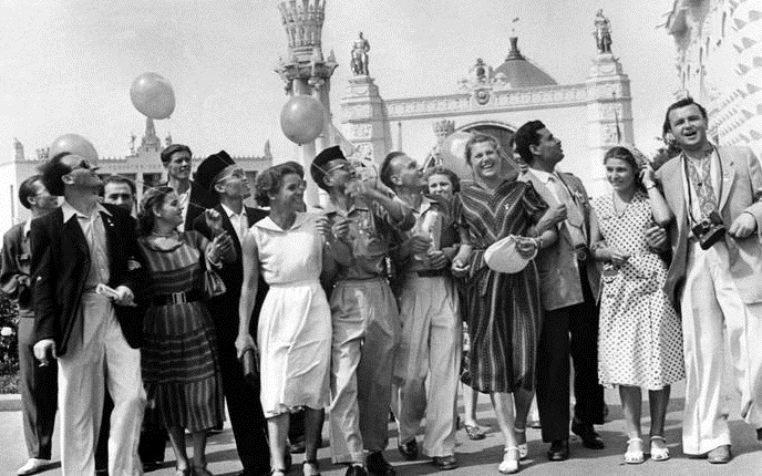 СССР. Москва. 3 августа 1957 г. Делегаты VI Всемирного фестиваля молодежи и студентов на территории Всесоюзной сельскохозяйственной выставки 