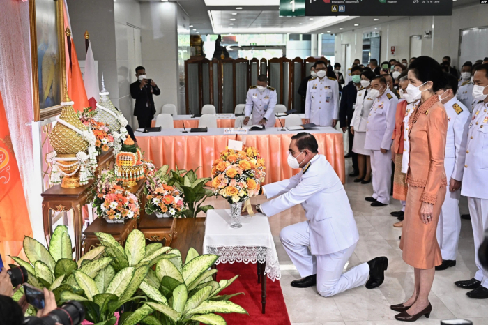 Премьер-министр Таиланда молится о здоровье Баджракитиябхе Премьер-министр Таиланда молится о здоровье Баджракитиябхе