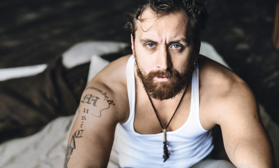 Фокусник, артист и плейбой: как в свои 40 живет Данила Якушев, которого прозвали русским Райаном Гослингом