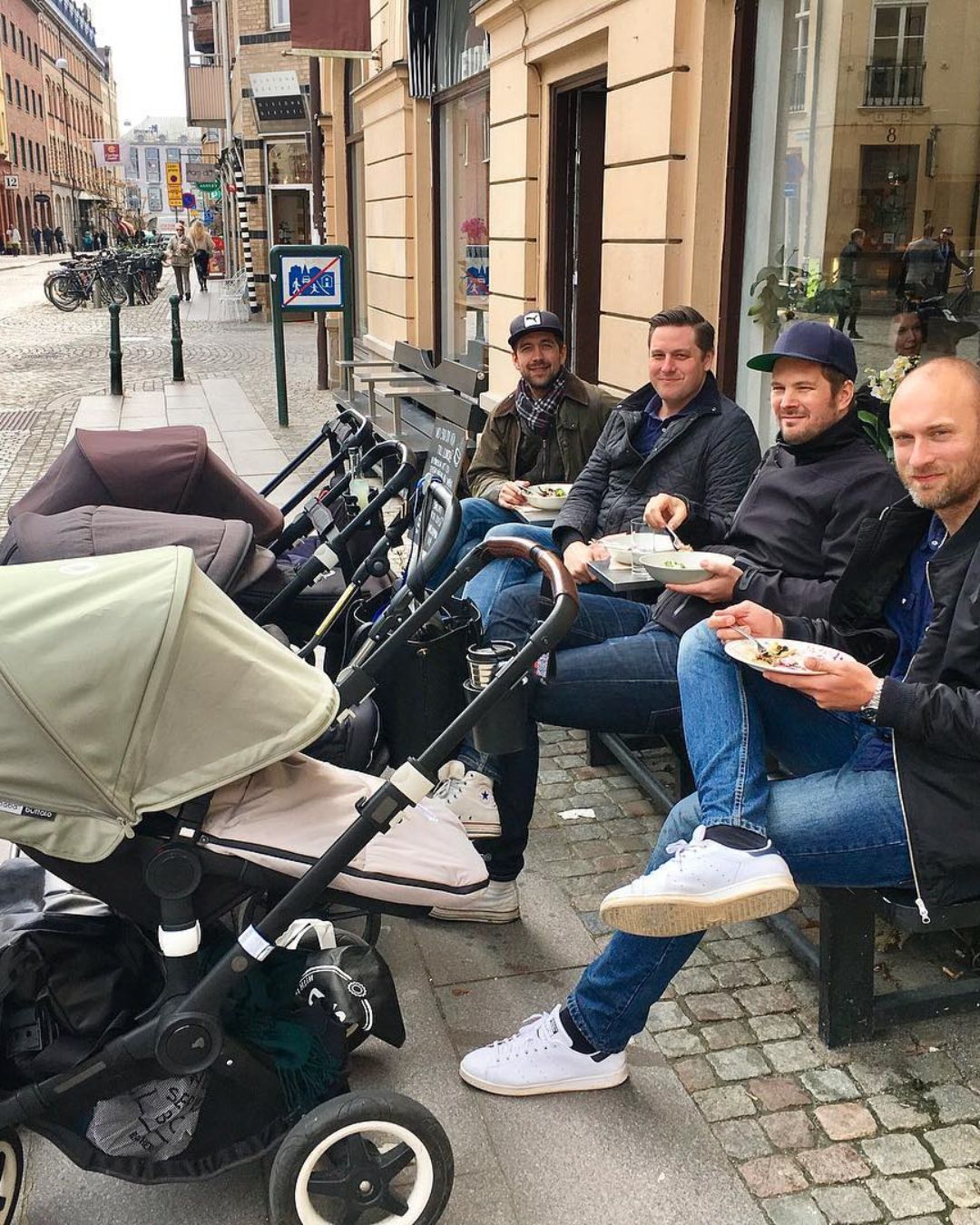 Латте-папы часто собираются вместе Латте-папы часто собираются вместе