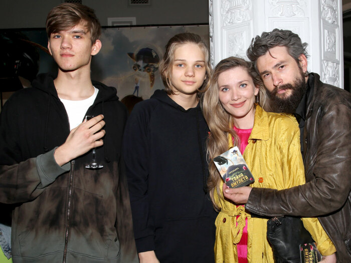 Анастасия Веденская с сыновьями и Максимом Онищенко 