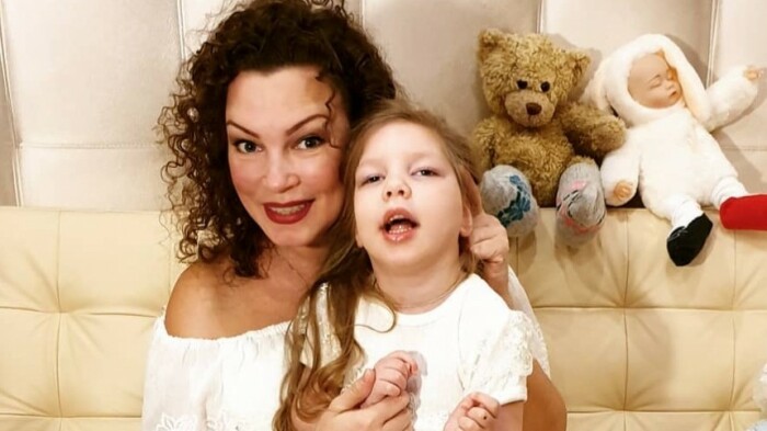 Наталья Устюменко со второй дочерью Наталья Устюменко со второй дочерью