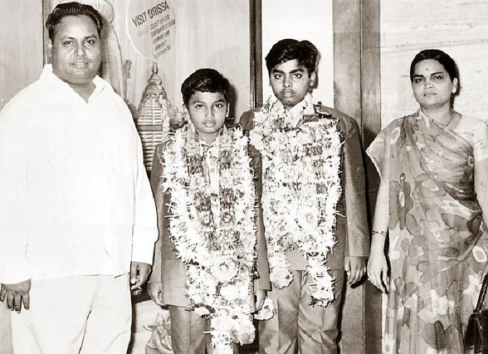 Архивное фото Дхираджлал с женой Кокилабен Амбани с сыновьями
