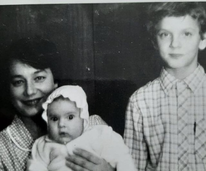 Марина Коняшкина с мамой и братом /Фото. престиж46.рф