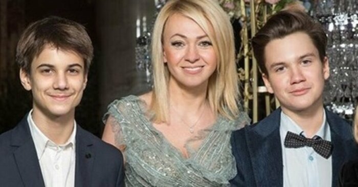 Яна Рудковская с сыновьями