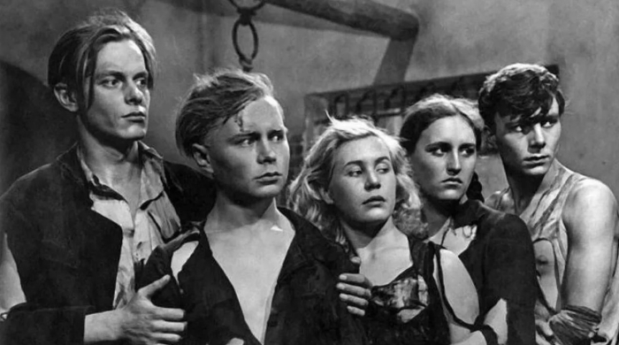 Тамара Носова в фильме «Молодая гвардия» Тамара Носова в фильме «Молодая гвардия»