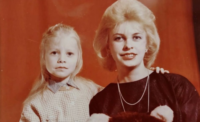 Евгения Осипова в детстве с мамой