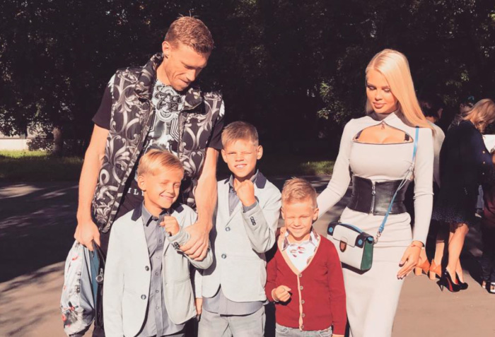 Мария и Павел Погребняк с сыновьями Мария и Павел Погребняк с сыновьями