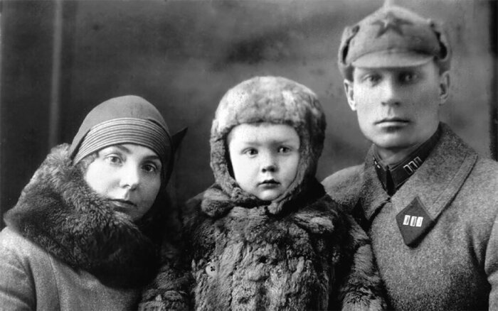 Олег Стриженов с отцом и матерью /Фото. ВКонтакте