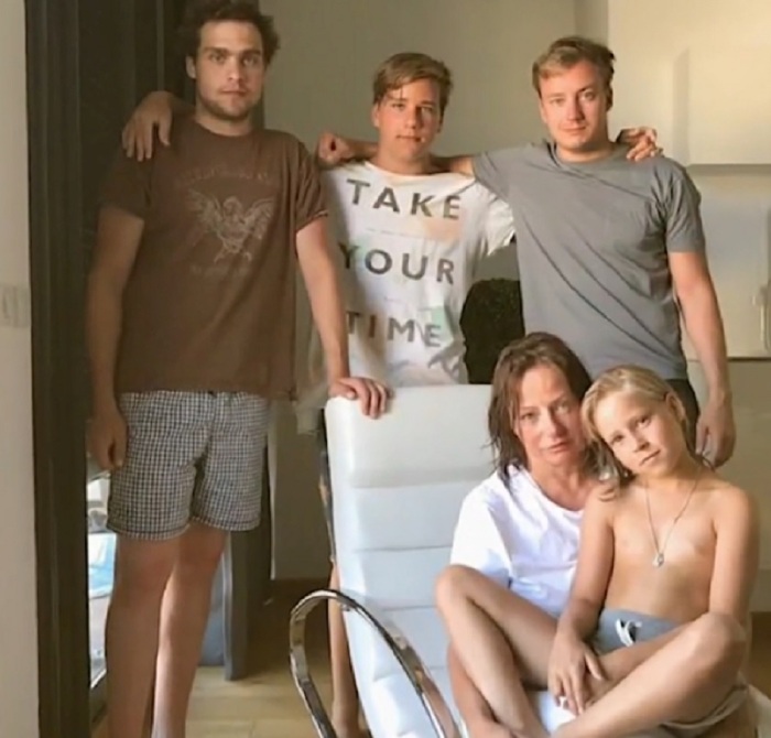 Евгения Добровольская с детьми